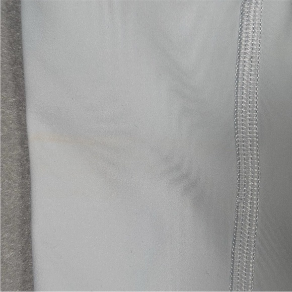 Lululemon Nulux Racerback Cropped Tank  Women’s Xsmall (0/2) Vapor Light Gray - Picture 3 of 10